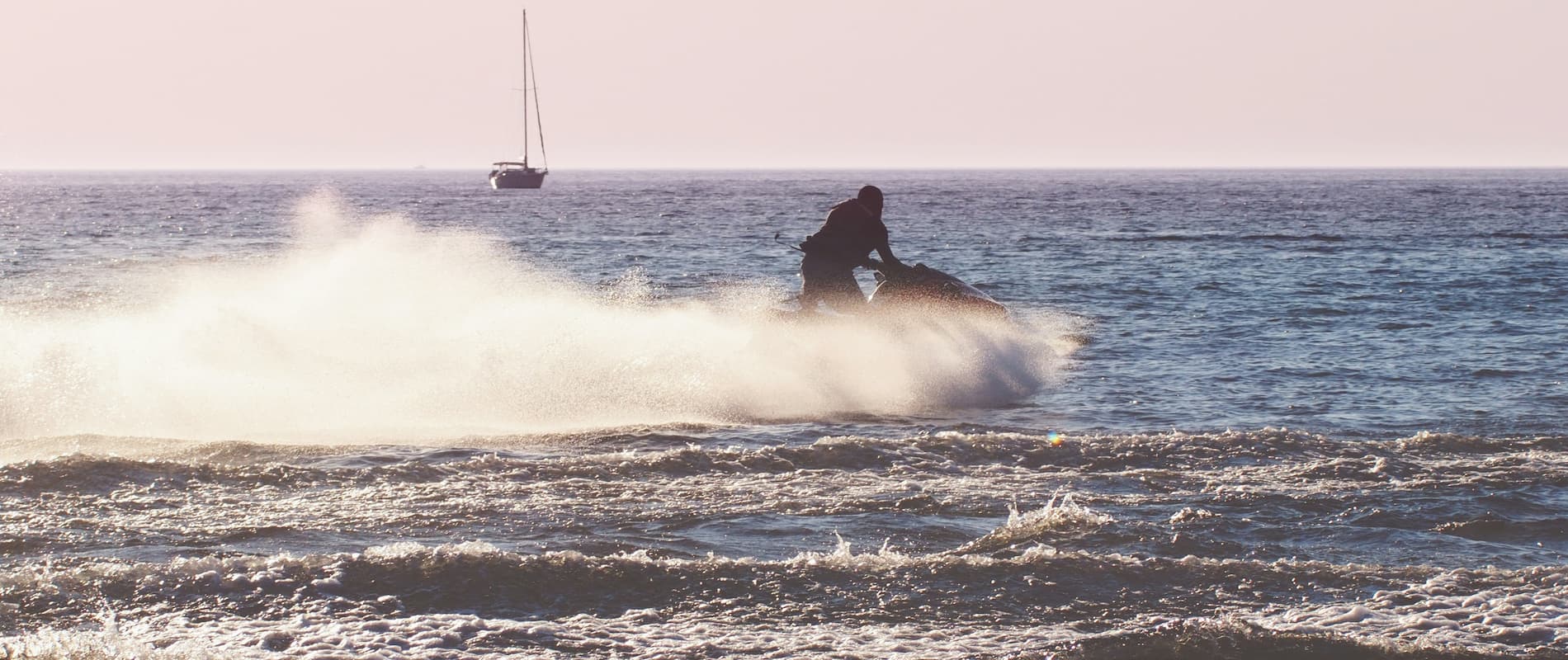 5 water sports to enjoy in the summertime in Barcelona - hcc hotels